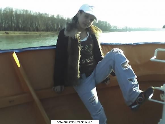 deci..cine suntem??? sunt iulia din galati,dar acum sunt ani shi sunt tipa super sarita fix.pun shi