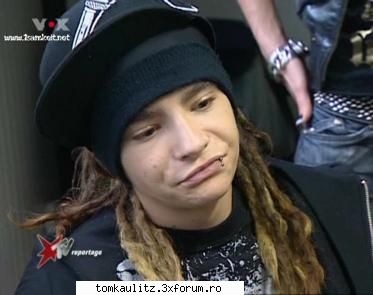 parere aveti despre tomy? cred despre tom?? :-?pai:- primul rand (se culca multe fete) fumeaza-