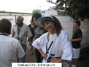 hai ca am gasit cateva... aici parca spune : ,,uite asa stateau fufele alea care il tachinau ieri pe