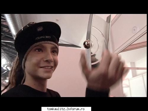 Cele mai cool poze cu Tommy...:))) - ce se uita baiatu:X - Tom`s Gallery