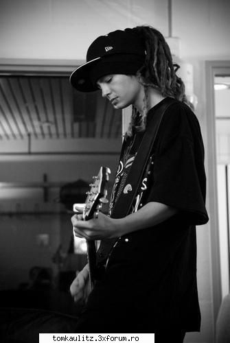Cele mai cool poze cu Tommy...:))) - concentrat pe muzika asaltat:X - Tom`s Gallery