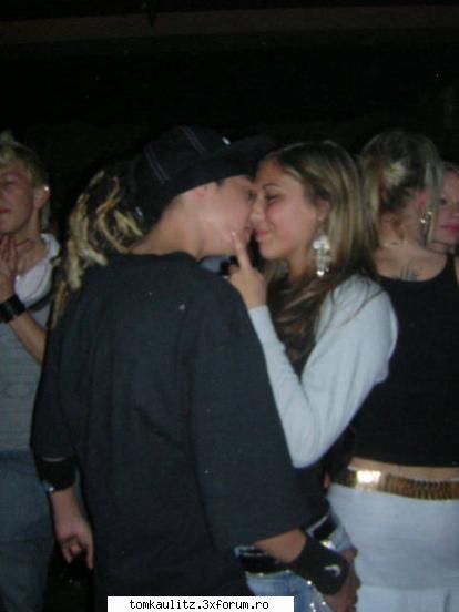 ce fete kredetzi k ii plak lui tom? - sa va arat yo poze q fostele: D:D:D - Ce ne place la Tom???