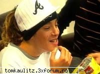funny pics cu tom - radea in timp ce mank...ce adorabill!! - Tom`s Gallery