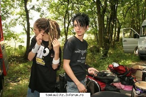 poze funny q Tom - T ...ia uitate putin la parul me...am cv aici??? - TOKIO HOTEL SCANS & PHOTOS