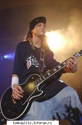 poze funny q Tom - ce faci iubire?scoate sanii din sutien ca-i - TOKIO HOTEL SCANS & PHOTOS