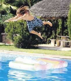 poze funny q Tom - bing bang.. hai cu totz... pool party(numai - TOKIO HOTEL SCANS & PHOTOS