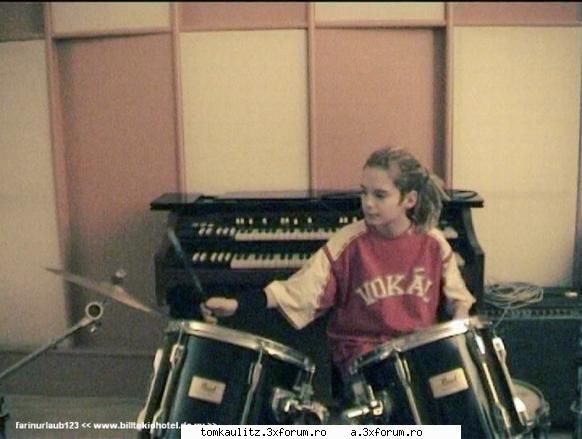 tom pe vremuri.... - yupy... baby mumossuu meuuu:D:D sh a vostru - TOKIO HOTEL SCANS & PHOTOS